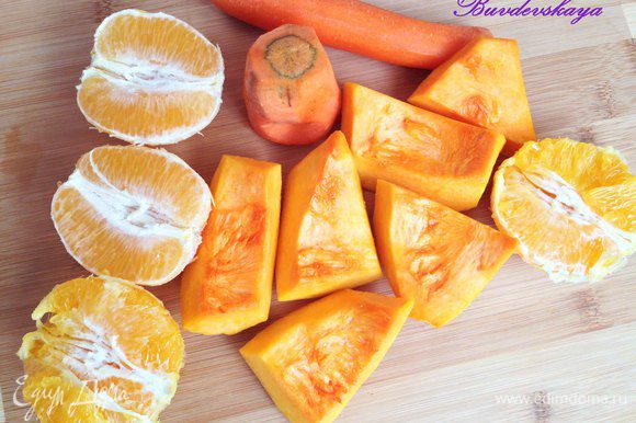 Подготовить фрукты и овощи. Морковь вымыть и очистить. Апельсины очистить от кожуры и разделить на две части.