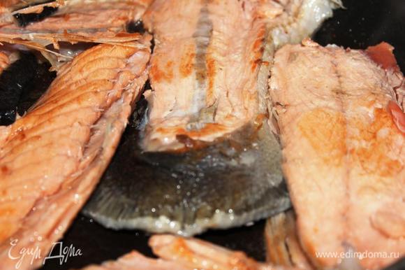 На раскаленной сковороде поджарить все куски рыбы до образования припёка с двух сторон. Огонь должен быть очень сильным, чтобы быстро образовался золотистый припек, но внутри рыба оставалась сырой. Выложить рыбу на поднос.