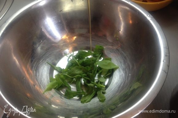 В отдельной посуде листья рукколы поливаем соусом и выкладываем на ветчину.