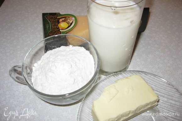 Соус: в сливочном масле подрумянить муку. Влить молоко, прокипятить 2 минуты, добавить тёртый сыр, соль, перец.