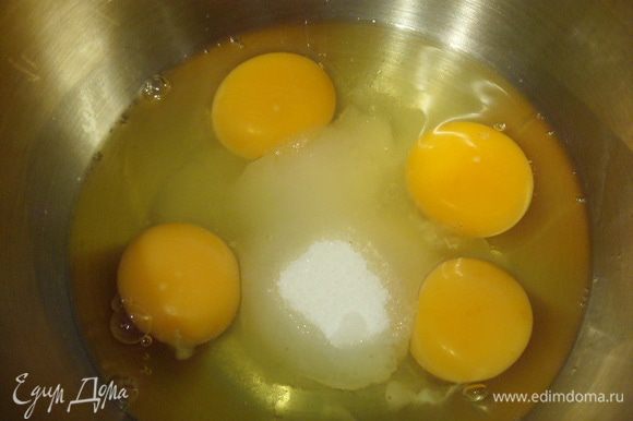 Включить духовку на 200° . Форму для выпечки выкласть бумагой. Яйца взбить с 40 г сахара до плотного кремообразного состояния.