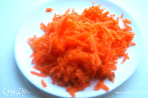 Готовим овощи: морковь натереть как по-корейски, соломкой или просто на крупной тёрке.