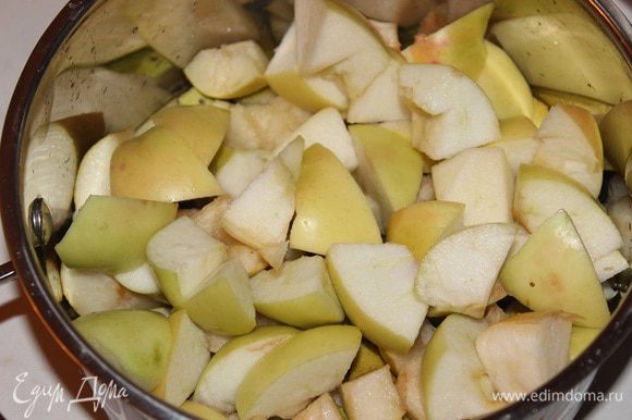 Яблоки и груши вымыть, очистить, и разрезать каждый фрукт на 4 части, удалить сердцевину и нарезать кубиками.
