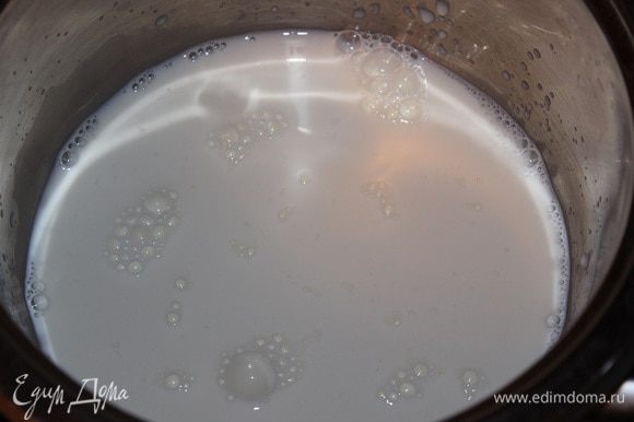 Молоко подогреть в кастрюльке до 40 гр., перемешать венчиком с йогуртом.
