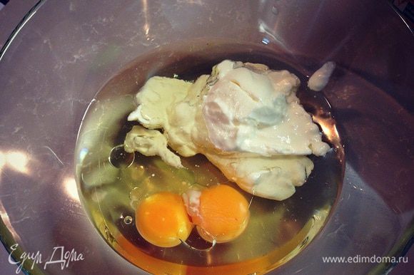 Теперь в другой миске взбить яйца с йогуртом и растительным маслом...