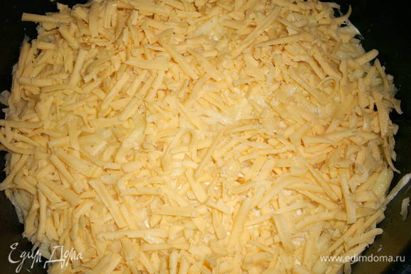 Затем половина натертого сыра и кружочки баклажанов, укладываем их внахлест. Затем выкладываем оставшийся картофель, засыпаем сыром.