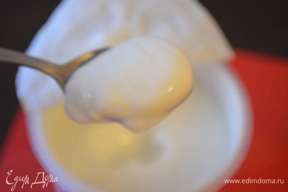 Йогурт смешать с медом до однородности.