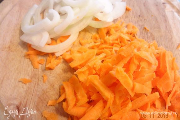 Овощи очистить, морковь и сыр натереть на крупной терке, лук - полукольцами, зелень мелко порубить.