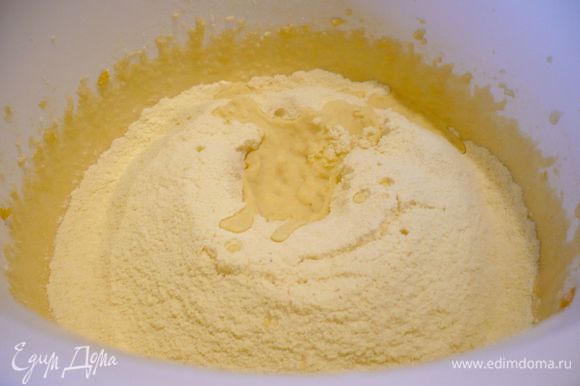 Приготовим тесто. Взобьем сахар с желтками. Просеем муку с щепоткой соли и добавим водку, перемешаем до превращения теста в крошку. Добавим воду. Вымесим тесто.