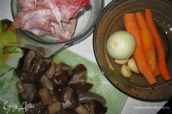 Мясо кролика моем и режем на маленькие кусочки. Грибы отвариваем 10 мин (у меня они замороженные, до этого 2 раза отварены) и мелко режем. Овощи моем, чистим. Лук и чеснок режем. Морковь мелко измельчаем или трем на терке.