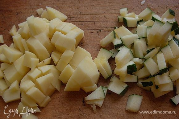 Подготавливаем овощи : моем, чистим. Режем кубиком кабачок и картофель.
