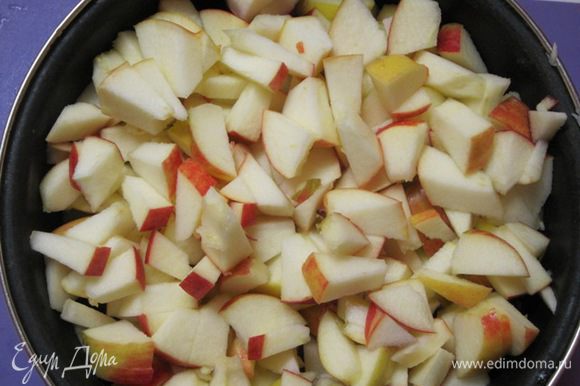 Разрезать на 8 частей, затем нарезать мелко. На дно толстостенной кастрюли (не эмалированной) налить 4-5 столовых ложек воды и выложить яблоки.