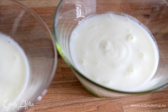 В пиалу или бокал выкладываем йогурт.
