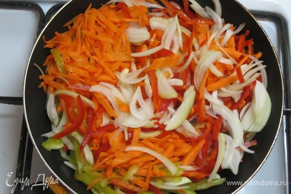 Выложить овощи в сковороду с нагретым растительным маслом.