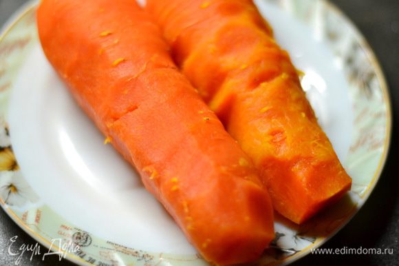 Отварить морковь.