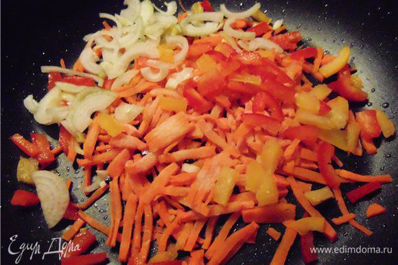 Готовим заправку...обжариваем натертую на крупной терке морковь (у меня она нарезанная и замороженная), перец и лук до прозрачного цвета.