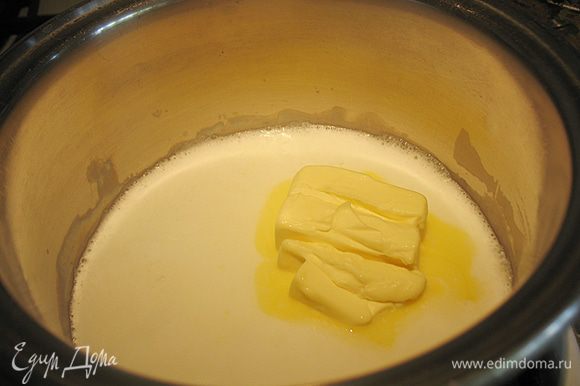 Как только вода с молоком начнет закипать добавляем сливочное масло. После того как масло растворилось даем ему покипеть 5-10 секунд, чтобы все хорошо перемешалось.