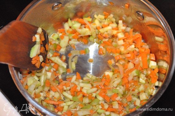 добавьте морковь, сельдерей, кабачок, и готовьте 5 минут,
