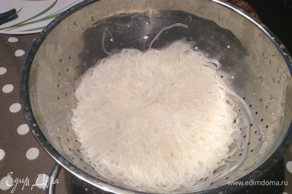 Отварить рисовую лапшу. В кастрюлю с кипящей водой положить лапшу, варить 5 минут. Откинуть не дуршлаг и убрать в сторонку, пусть ждет своего часа.