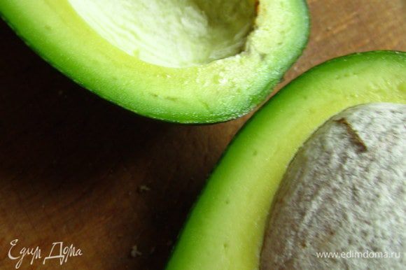 Для того что бы гуакамоле получилось красивой текстуры нужно подобрать спелое в меру мягкое авокадо. Авокадо разрезать пополам, удалить косточку. Аккуратно извлечь мякоть.