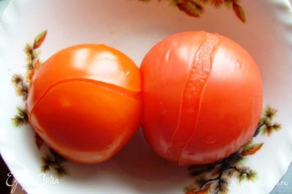 Тем временем очистить помидоры от кожуры. Для этого слегка надрезать их и кинуть в кипящую воду - шкурка начнет слазить. Затем вытащить и порезать на кубики (только мякоть, без семян).