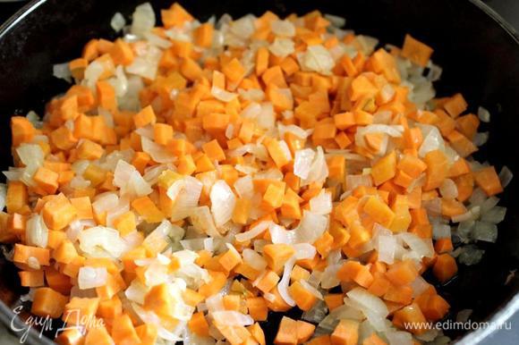 Лук и морковь нарезать мелким кубиком, чеснок измельчить. На растительном масле немного потушить лук и чеснок. Добавить морковь и продолжить тушение.