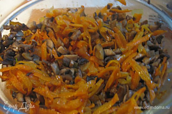 Обжаренные грибы соединить с луком и морковкой, перемешать, если понадобится посолить и поперчить.