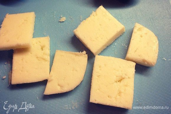 сыр порезать или поломать небольшими кусочками...