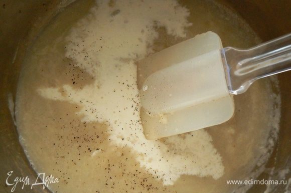 После этого измельчите суп в пюре при помощи погружного блендера. Влейте сливки, добавьте свежемолотый перец.