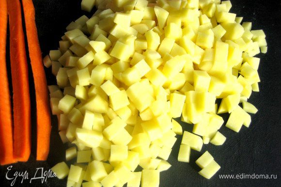 Картофель измельчаем на кубики.