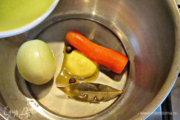 В небольшую кастрюльку выложить очищенную морковь и лук(можно разрезать пополам), добавить лавровый лист и сливочное масло. Залить овощным бульоном, вином и довести, довести до кипения и проварить 5 мин.