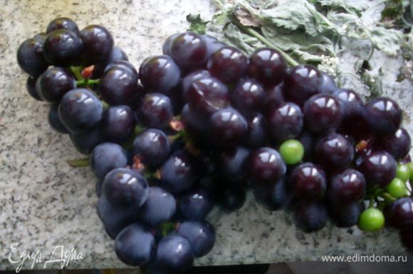 Отделить виноград от кистей и заполнить ягодами литровую бутылку.