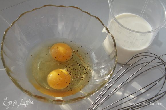 Яйца соединить с молоком, добавить мускатный орех.