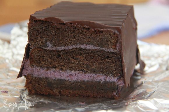 Через указанное время достаём торт, аккуратно освобождаем от формы. Сделать это бывает не легко, зависит от формы и от толщины шоколадного слоя. Чтобы подстраховаться, можно торт поставить в морозилку на полчаса, тогда его выемка из формы пройдёт без существенных потерь для внешнего вида торта. Итак, черёмуховый торт в шоколадной глазури с чернично-сливочным кремом готов! Приглашаю всех отведать это праздничное лакомство!!!