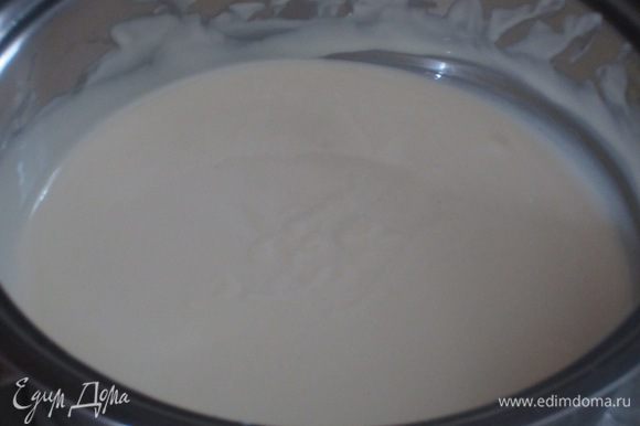 Масляной крем с белым шоколадом: На водяной бане растопить белый шоколад,снять с огня, и немного остудить.