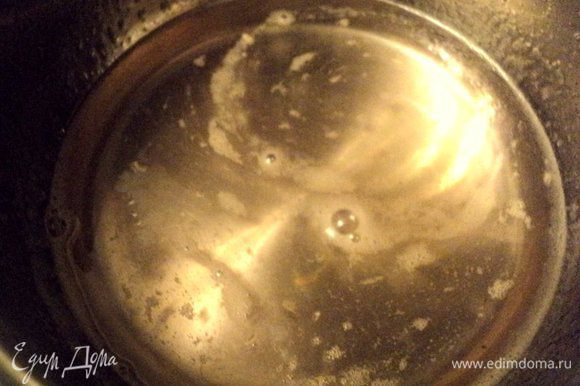 Пока печется манник сварим сироп. В 1 стакан сахара добавить воду и лимонный сок, довести до кипения и варить три минуты.
