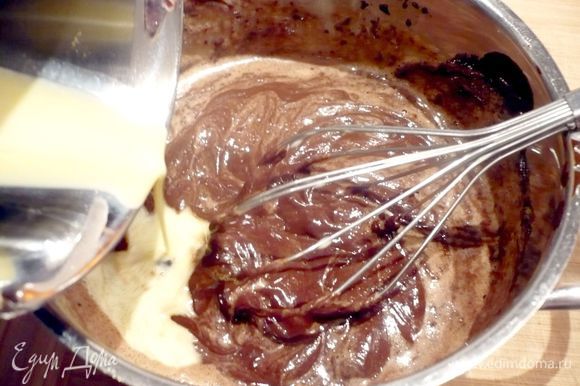 Постепенно соединяем сметанно-шоколадную массу с молочно-яичной массой, вводим пряности и перемешиваем венчиком до однородного крема. Выливаем на тарт и ставим в духовку уже без фольги еще на 10 минут.