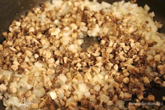 На жире от бекона обжарить лук, а затем добавить и грибы. Довести до готовности.