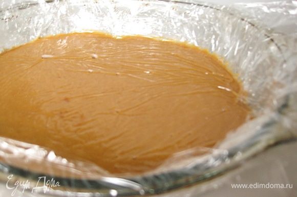 Взбить блендером и выложить в застеленную пленкой форму, сверху накрыть пленкой так, чтобы пленка касалась крема. Убрать в холодильник 1-1,5 часа.