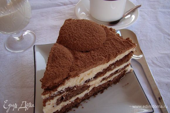Снять тортовое кольцо, взбить немного (120-150 мл) жирных сливок, обмазать бока, сверху обильно посыпать торт какао. Приятного аппетита!