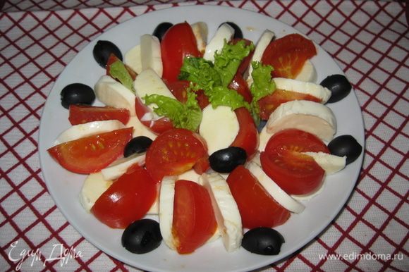 Выложите сыр вперемешку с помидорами на 4 индивидуальные тарелки. Посолите и поперчите по вкусу. Смешайте оливковое масло с соусом песто и полейте этой смесью сверху каждой тарелки. Украсьте маслинами, базиликом (у меня листья салата) и подавайте на стол.