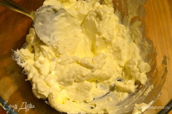 Для начинки листовой желатин замочить на несколько минут в холодной воде (до размягчения). Тем временем смешать оба вида сыра... ​