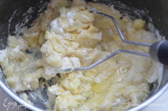Размять в пюре, добавив молоко, сметану, яйцо, белки. Посолить и поперчить совсем чуть-чуть..так как сверху будет соленая икра.