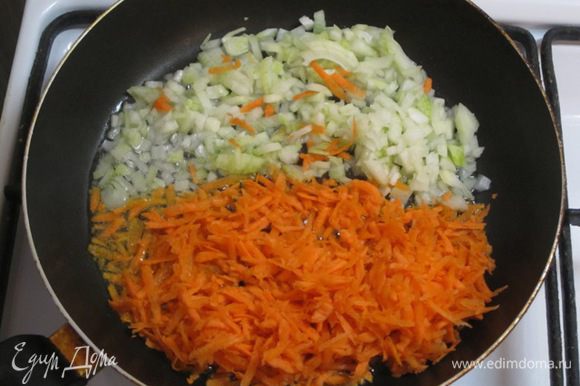 Лук нарезать мелкими кубиками, морковь натереть на крупной терке.