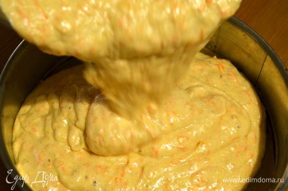 Выложить тесто в смазанную маслом и присыпанную мукой форму (24 см) и выпекать в разогретой до 170 С духовке около часа...