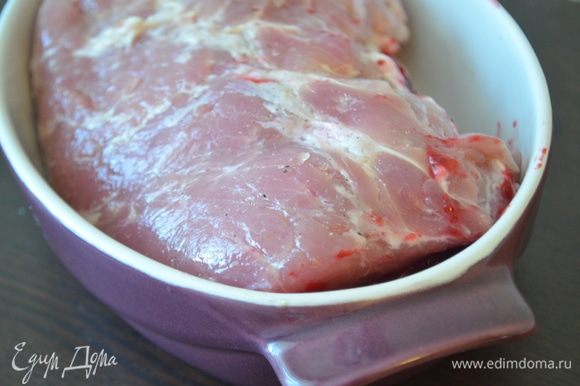 Сложить обратно мясо так, чтобы клюква была внутри и положить в форму для запекания. Отправить в духовку на 50 минут при 190 гр, при этом мясо надо накрыть фольгой.