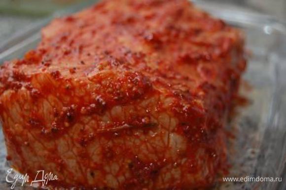 Положите мясо на противень, накройте фольгой и выпекайте при температуре 180 градусов. Время выпекания зависит от веса мяса. Я запекала 1час 10 минут.