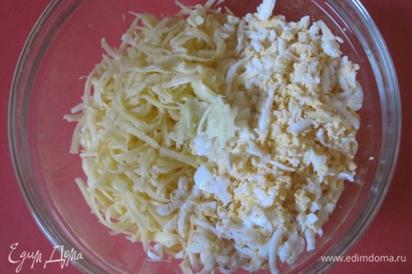 Яйца натереть на терке, добавить часть натертого сыра, пропущенный через пресс чеснок, мелко нарезанный укроп.