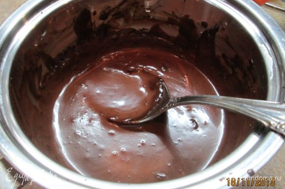 Сливки довести до кипения. Шоколад измельчить. Вылить кипящие сливки в шоколад, перемешать, дать шоколаду растаять.