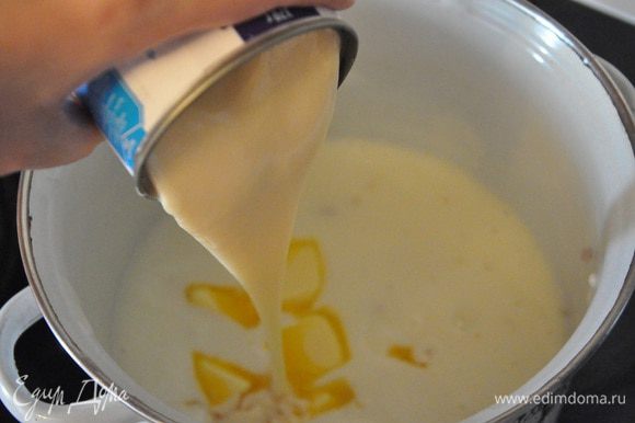 Готовим крем. необходимы: 8 желтков 1,5 ст. ложки крахмала картофельного 150 г сахара 700-800 мл. молока 180 г сл. масла 1 банка сгущенки щепотку соли. Молоко довести до кипения, в это же время взбить желтки с сахаром и крахмалом, до пышности, постоянно взбивая, тонкой струйкой влить половину вскипевшего молока и эту молочно-яичную смесь влить обратно в кастрюлю с оставшимся молоком, продолжая взбивать, довести эту массу до кипения на очень маленьком огне. Затем добавить масло и сгущенку. Добавить щепотку соли, хорошенько взбить и охладить.